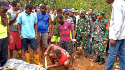 Babinsa Koramil 1708-05/Numfor Mengikuti Acara Pemakaman Warga Desa Sandau