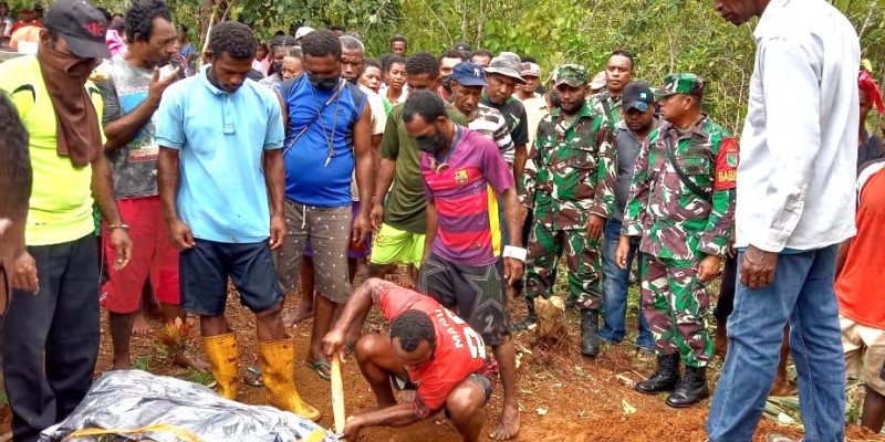 Babinsa Koramil 1708-05/Numfor Mengikuti Acara Pemakaman Warga Desa Sandau