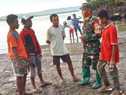 Babinsa Membangun Komunikasi Akrab dengan Pemuda di Kampung Warbefondi