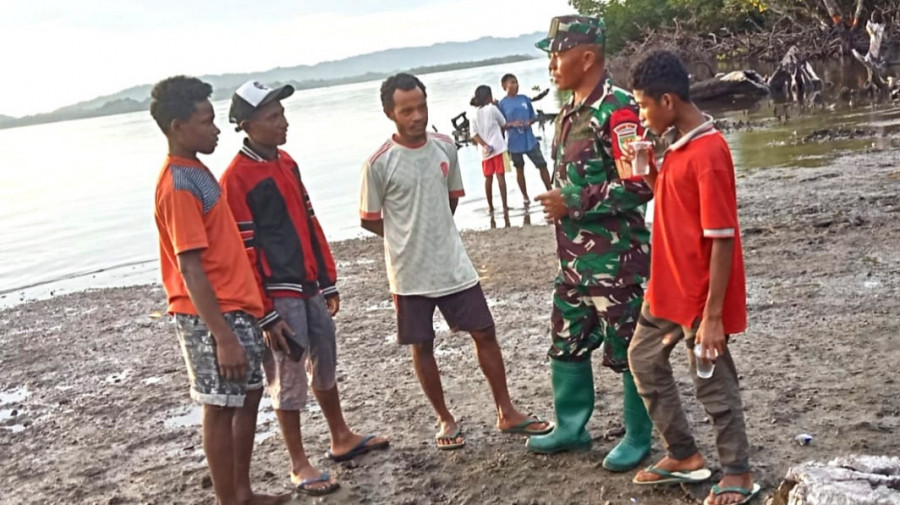 Babinsa Membangun Komunikasi Akrab dengan Pemuda di Kampung Warbefondi