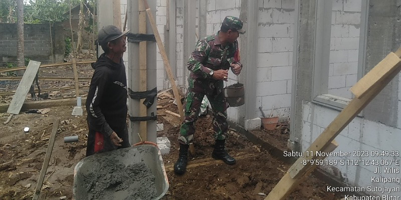 Babinsa Koramil Sutojayan dan Warga Masyarakat Bergotong Royong Bersama-sama