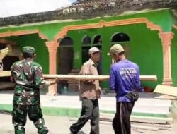 Babinsa Koramil Bakung dan Warga Masyarakat Berkerja Sama Melakukan Gotong-Royong Untuk Rehabilitasi Masjid Al Ikhlas