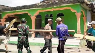 Babinsa Koramil Bakung dan Warga Masyarakat Berkerja Sama Melakukan Gotong-Royong Untuk Rehabilitasi Masjid Al Ikhlas