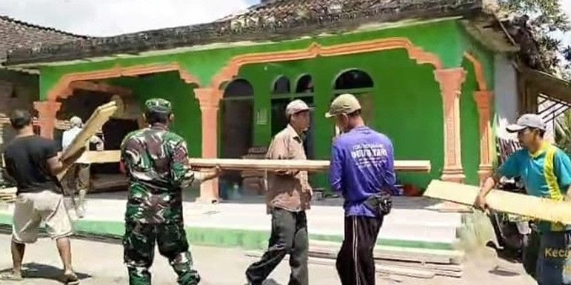 Babinsa Koramil Bakung dan Warga Masyarakat Berkerja Sama Melakukan Gotong-Royong Untuk Rehabilitasi Masjid Al Ikhlas