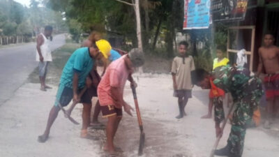 Posramil 1708-01/Biak Timur Memberikan Bantuan Pipa Air Bersih kepada Warga yang Membutuhkan