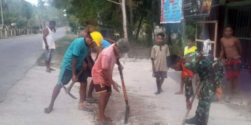 Posramil 1708-01/Biak Timur Memberikan Bantuan Pipa Air Bersih kepada Warga yang Membutuhkan