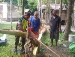 Babinsa Komsos Bergandengan Tangan dengan Warga Penokok Sagu untuk Menjaga Kearifan Lokal