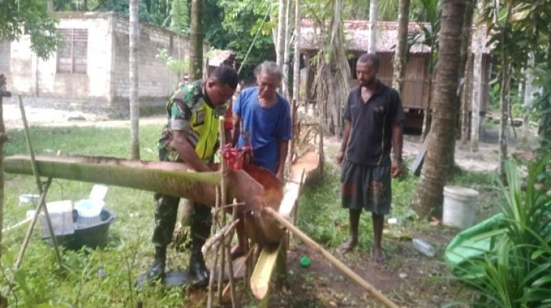 Babinsa Komsos Bergandengan Tangan dengan Warga Penokok Sagu untuk Menjaga Kearifan Lokal