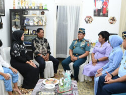 Panglima TNI Memberikan Ucapan Belasungkawa di Kediaman Keempat Pajurit Terbaik TNI AU yang Gugur dalam Kecelakaan Super Tucano