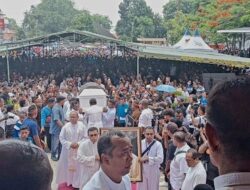 Ribuan Umat di Ende Mengantar Jenazah Mgr. Vincentius Sensi dengan Kehormatan