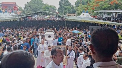 Ribuan Umat di Ende Mengantar Jenazah Mgr. Vincentius Sensi dengan Kehormatan