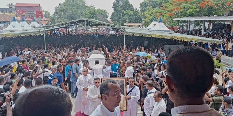 Ribuan Umat di Ende Mengantar Jenazah Mgr. Vincentius Sensi dengan Kehormatan