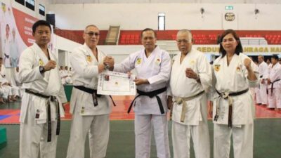 Letnan Jenderal TNI Nyoman Cantiasa Diberi Penghargaan dan Kehormatan Oleh PP INKAI Saat Latihan Para Master Karate Jepang