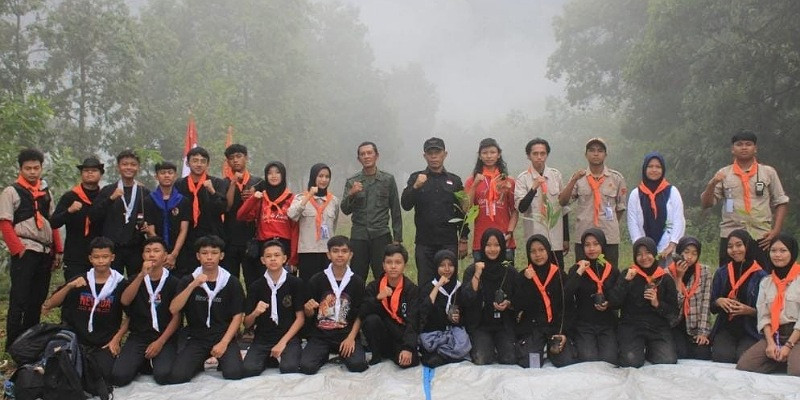 Perhutani dan pecinta alam bekerja sama menanam pohon di Cimanggu Subang untuk melestarikan alam.