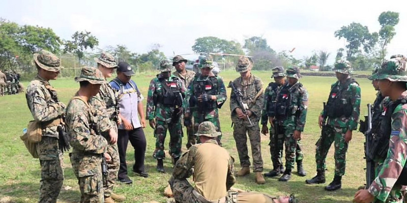 Korps Marinir TNI AL dan Marinir Amerika Serikat Bersatu untuk Memberikan Bantuan kepada Korban Perang