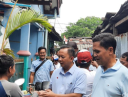 Habiburokhman Memberikan Makan Siang dan Susu Gratis di Jakarta Timur