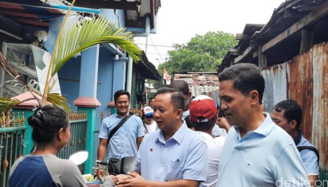 Habiburokhman Memberikan Makan Siang dan Susu Gratis di Jakarta Timur