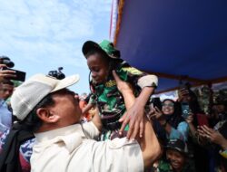 Prabowo Memeluk dan Memberi Ciuman kepada Anak-Anak Tentara Cilik di Mimika Papua