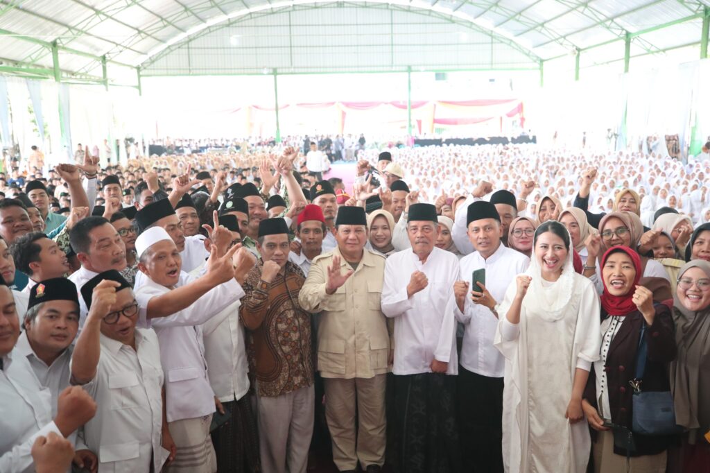 Prabowo Diterima Dengan Antusiasme oleh Ribuan Santri di Ponpes Sunan Drajat: Saya Merasa Terhormat