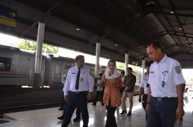 Novita Wijayanti Mendorong Perbaikan Fasilitas Layanan VIP di Stasiun Cilacap