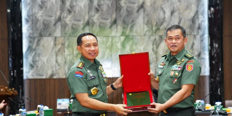 Serah Terima Risalah Kasad oleh Panglima TNI Jenderal TNI Agus Subiyanto
