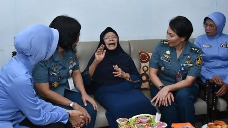 Wanita Korps TNI AL Melakukan Kunjungan ke Kediaman Purnawirawan Menjelang HUT Ke-61