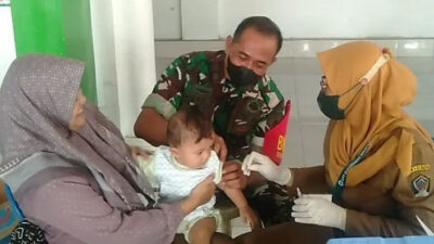 Babinsa di Pos Selopuro mendampingi Kegiatan Posyandu Balita di Wilayah Binaannya