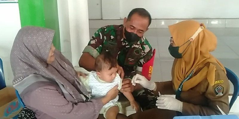 Babinsa di Pos Selopuro mendampingi Kegiatan Posyandu Balita di Wilayah Binaannya