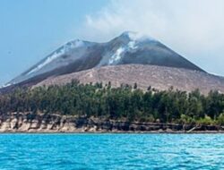 Gunung Anak Krakatau Meletus hingga Ketinggian 800 Meter