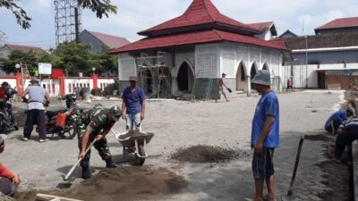 Babinsa Koramil Kanigoro turut serta dalam kerja bakti bersama warga membangun Mushola Al Ikhlas