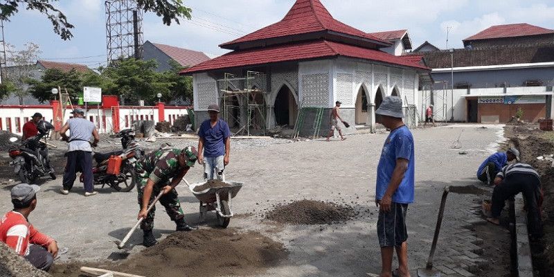 Babinsa Koramil Kanigoro turut serta dalam kerja bakti bersama warga membangun Mushola Al Ikhlas