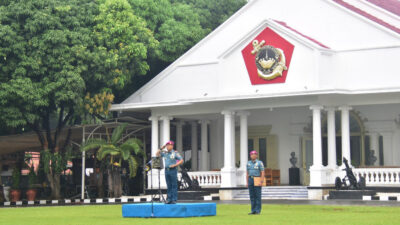 Upacara Bendera Dilakukan oleh Prajurit Korps Marinir untuk Meningkatkan Kedisiplinan