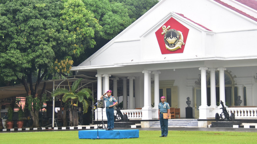 Upacara Bendera Dilakukan oleh Prajurit Korps Marinir untuk Meningkatkan Kedisiplinan