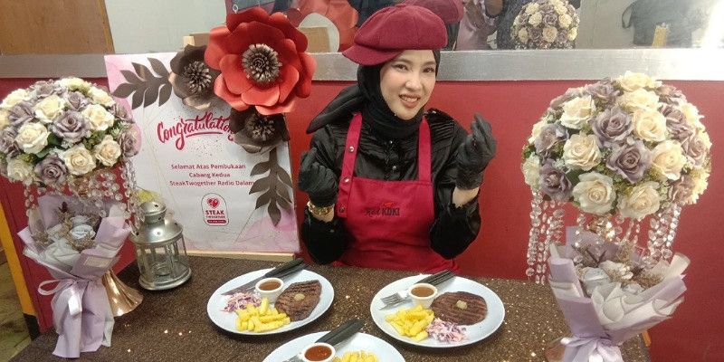 Henny Maria ‘Red Koki’ Menghadirkan Steak Twogether di Radio Dalam Kebayoran Baru Jakarta