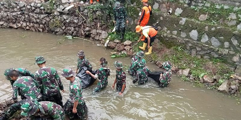 Bersihnya Aliran Sungai Ciliwung oleh Korps Baret Merah sebagai Upaya Antisipasi Banjir