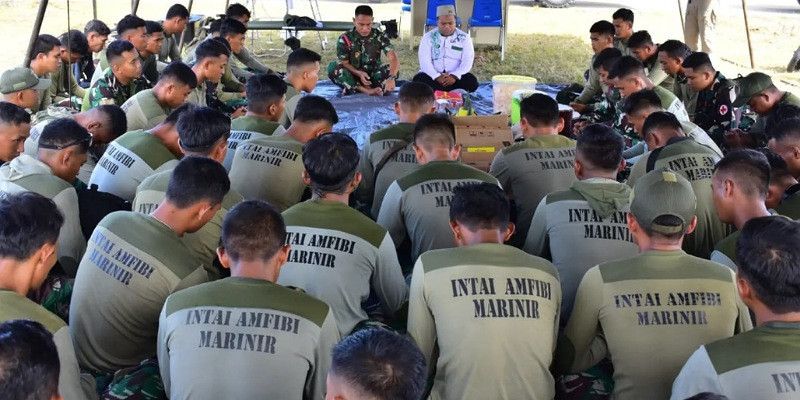 Prajurit Tri Media Mengadakan Doa Bersama Sebelum Melakukan Latihan Terjun Free Fall