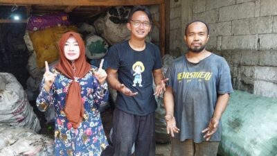 Ervinna, Caleg dari Partai Ummat, Bertemu dengan Para Pemulung