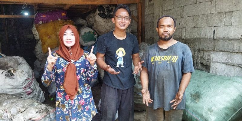 Ervinna, Caleg dari Partai Ummat, Bertemu dengan Para Pemulung