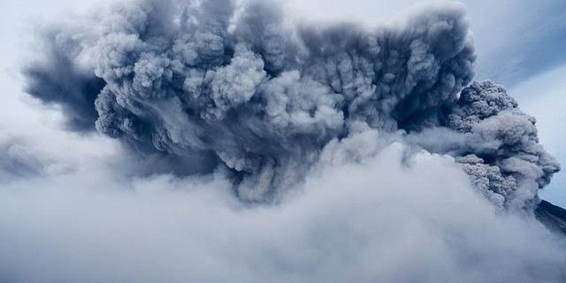 Masyarakat Diminta Waspada karena Gunung Bromo Terlihat Mengeluarkan Asap Putih