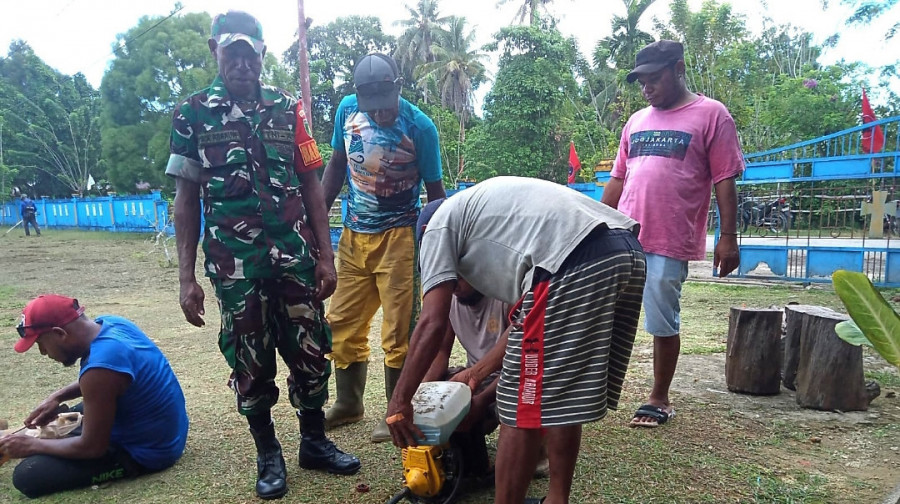 Babinsa Membantu Warga Membersihkan Halaman Rumah Pendeta di Kampung Mnusfor