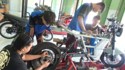 Ekskul SMK Yapalis Krian Sidoarjo: Program TJSL Pelatihan Teknis Rancang Bangun Motor Listrik