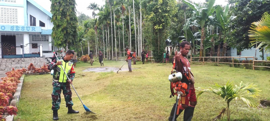 Bantuan Babinsa dalam Membersihkan Halaman Gereja untuk Warga