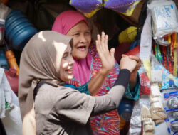 Siti Atikoh Blusukan di Pasar Pagotan Madiun, Berpantun untuk Ganjar Pedagang