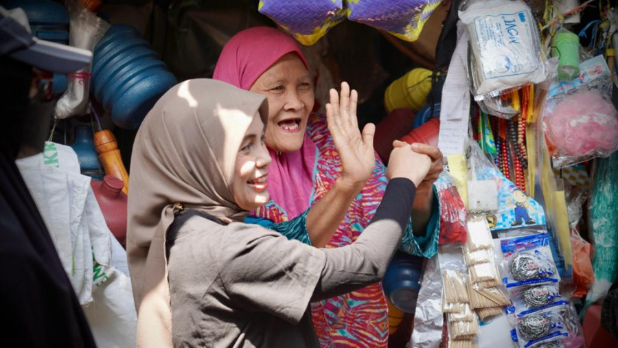 Siti Atikoh Blusukan di Pasar Pagotan Madiun, Berpantun untuk Ganjar Pedagang