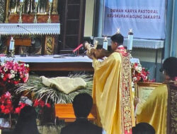 Ribuan Pengikut Katolik Menghadiri Misa Malam Natal di Katedral Jakarta