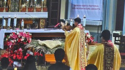 Ribuan Pengikut Katolik Menghadiri Misa Malam Natal di Katedral Jakarta