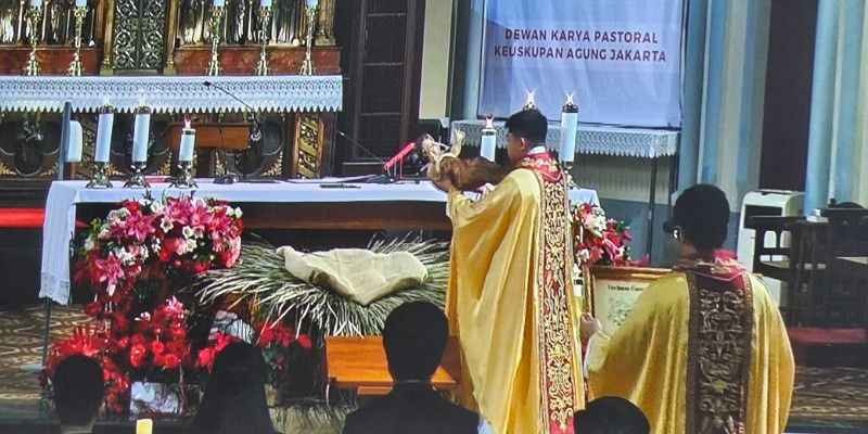 Ribuan Pengikut Katolik Menghadiri Misa Malam Natal di Katedral Jakarta