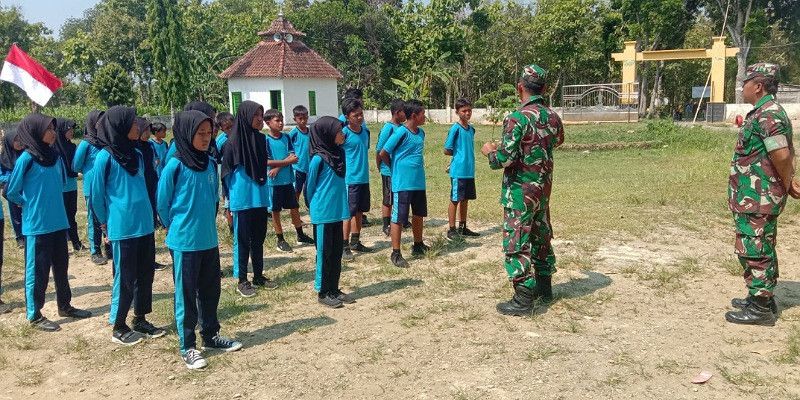 Kegiatan Latihan PBB di SDN Slaharwotan 2 oleh Koramil Ngimbang