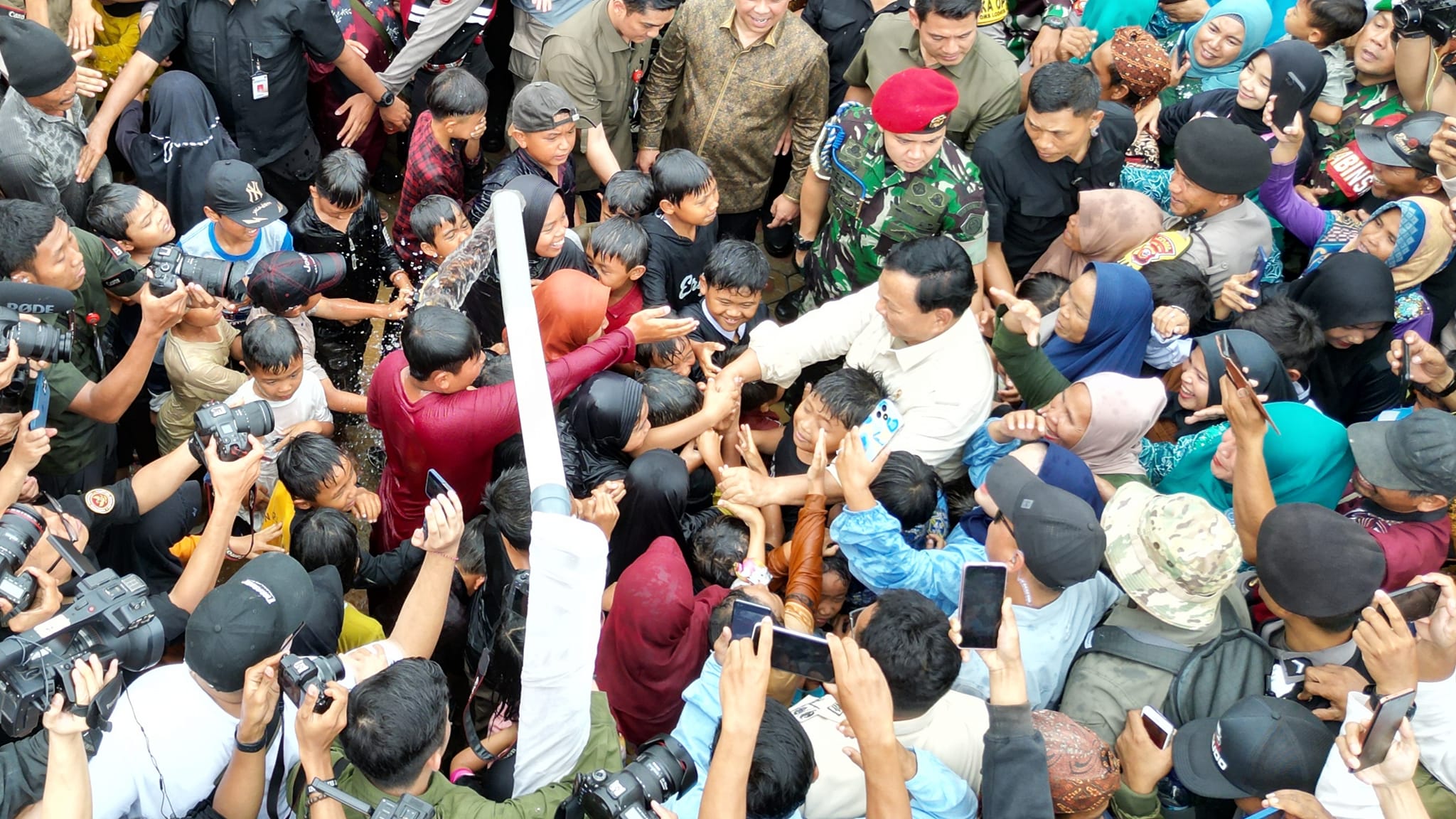 Momen Gembira Prabowo Main Air Bareng Anak-Anak Saat Resmikan 9 Titik Air di Sukabumi