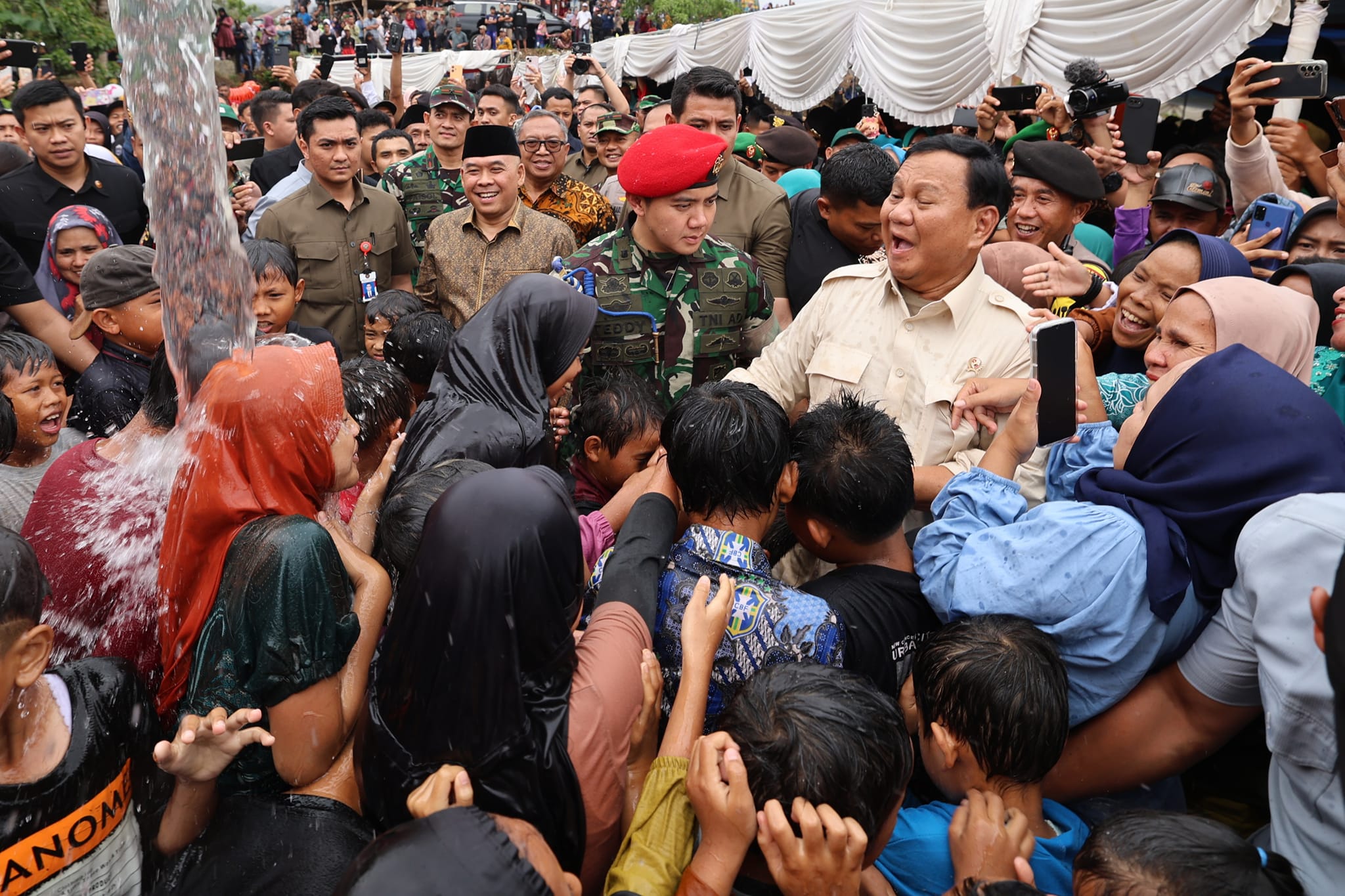Resmikan 9 Titik Bantuan Sumber Air di Sukabumi, Prabowo Disambut Antusias Ribuan Warga